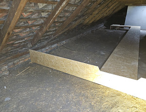 Zateplení stropu rodinného domu pomocí foukané izolace